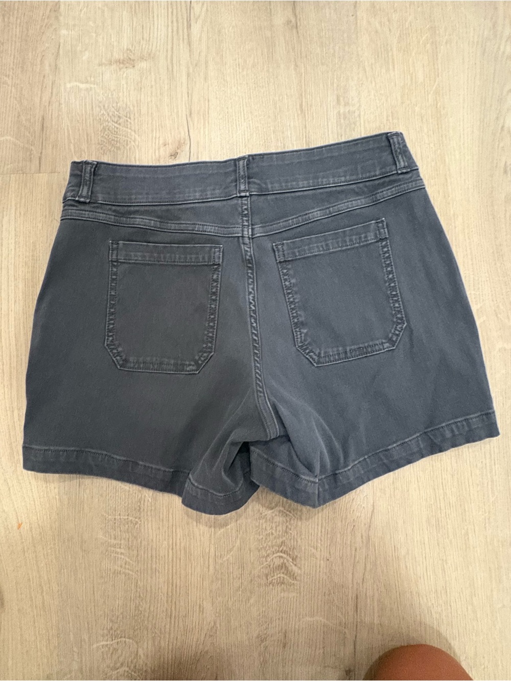Spanx Stretch Twill Shorts Size Medium - Picture 3 of 4